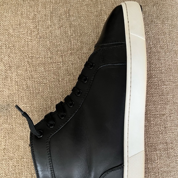 Christian Louboutin - Picture 7 of 17